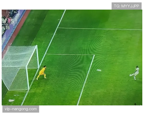 守门员扑点球规则详解：起步、位置与犯规判定细节解析