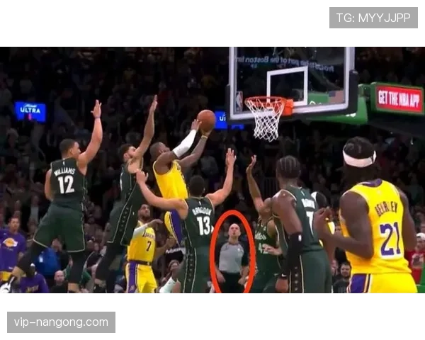 多名球员冲突时裁判如何判罚犯规与纪律标准解析