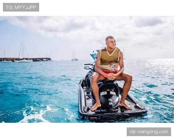 姆巴佩又带着豪车进馆，感觉他家停车场都比我房子大吧？