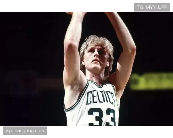 无球跑位拉扯魔术师防线，伯德三夺MVP确立核心