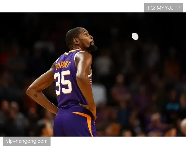 约什·史密斯突破解围制造错位提升球队关键时刻得分效率