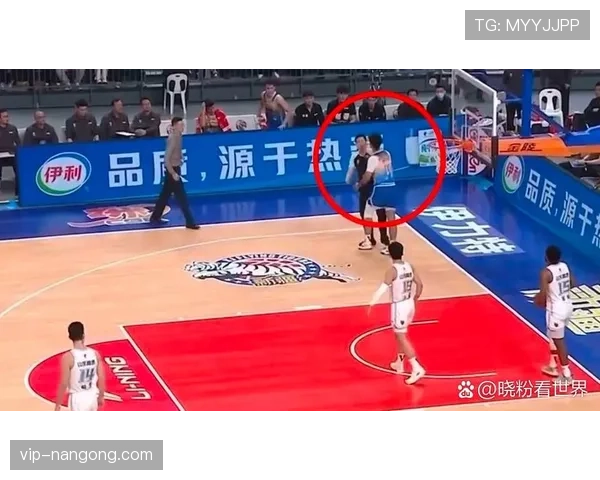 篮球持球规则的核心内容与判罚标准详解 篮球持球规则的核心内容与判罚标准详解